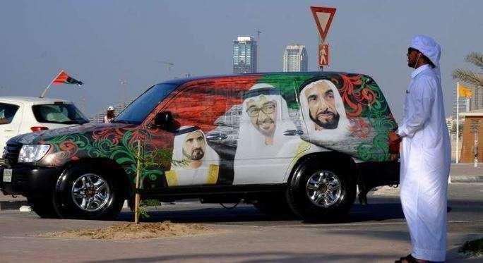 Decoración tipo de un vehículo por el Día Nacional de EAU.