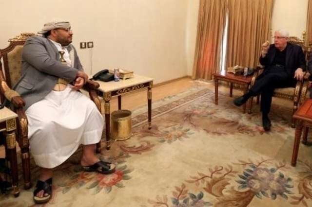 Mohamed Ali Al Huti (izq) y Martin Griffiths hablan durante la reunión que mantuvieron este sábado 24 de noviembre en Saná.