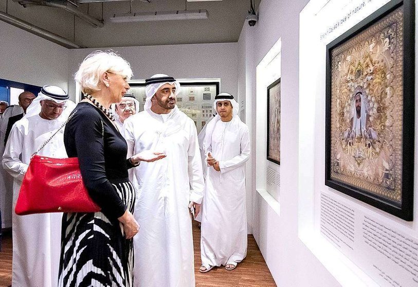 El jeque Abdullah bin Zayed, ministro de Relaciones Internacionales y Cooperación Internacional, durante su recorrido por la exposición. (WAM)