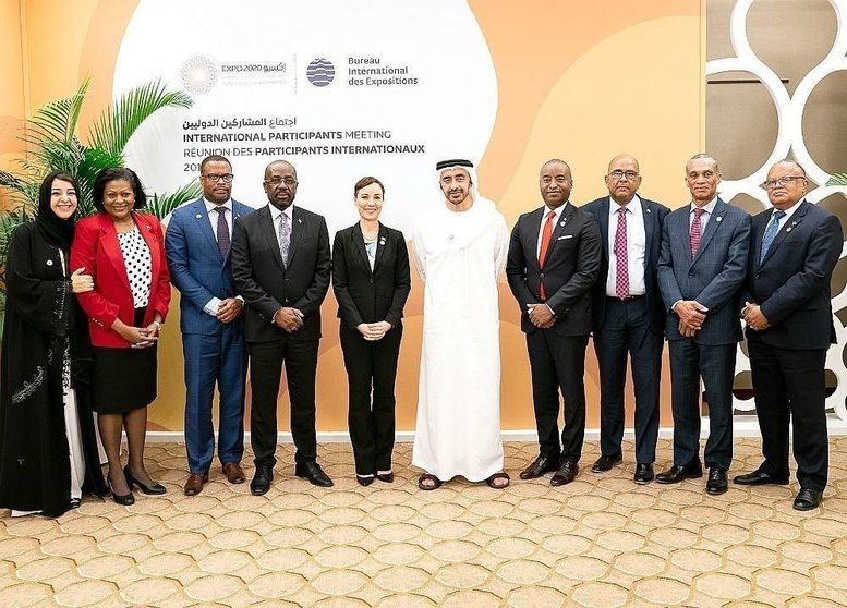 El jeque Abdullah y Reem bint Ibrahim Al Hashemy, con los ministros de países del Caribe. (WAM)