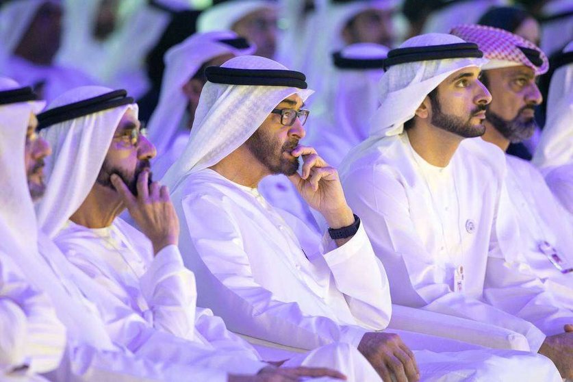 El gobernante de Dubai, el príncipe heredero de Abu Dhabi y el jeque Hamdan durante la reunión.