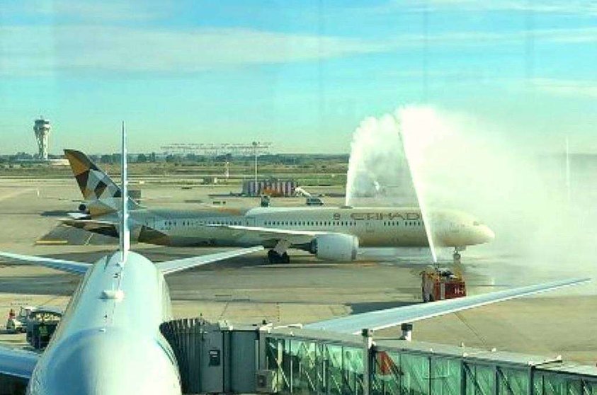 Un arco formado por dos cañones de agua recibe al primer vuelo de Etihad Abu Dhabi-Barcelona en el aeropuerto de El Prat. (@ElFarInformatiu)