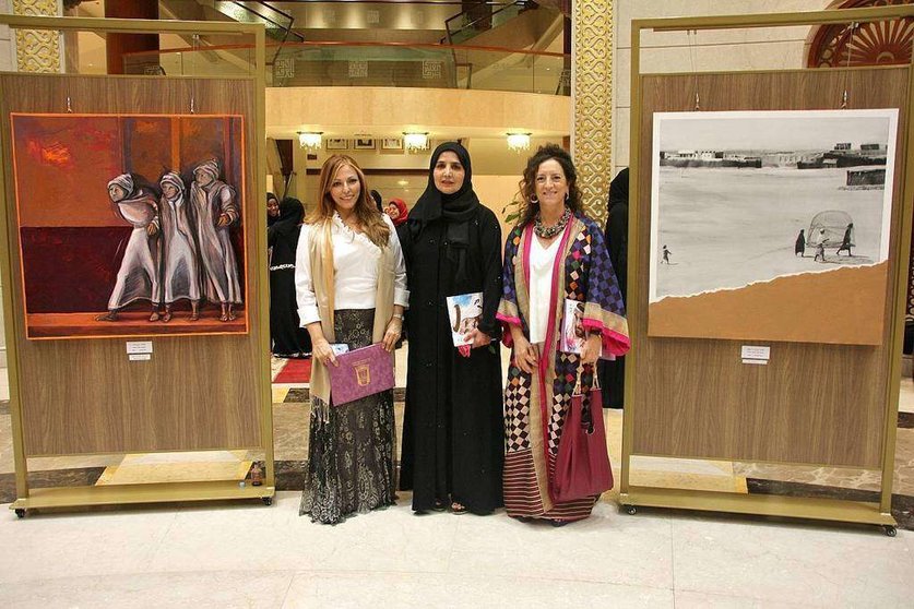 Afra Rashed Al Basti -en el centro- posa junto a las artistas Mari Gamarra -izquierda- y María José Rodríguez (derecha) al lado de dos de sus obras. (EL CORREO)