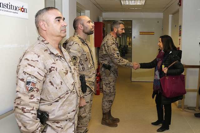 La ministra de Defensa de España saluda a militares de su país desplegados en Afganistán. (defensa.gob.es)