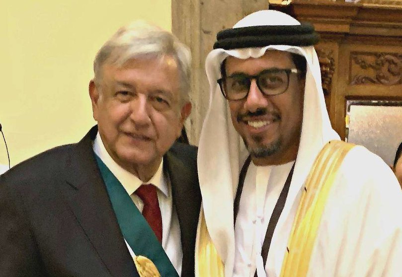 El embajador de Emiratos Árabes en México, Ahmed Hatem Al Minhali, con el presidente López Obrador. (WAM)