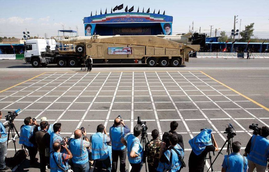 Un camión transporta un misil iraní de largo alcance 'Sejil' durante el desfile militar anual que marcó la invasión iraquí en 1980. (EPA)