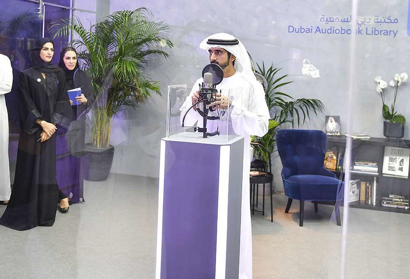 El jeque Hamdan ha sido el encargado de subir el primer libro a la biblioteca de audio en árabe. (WAM)