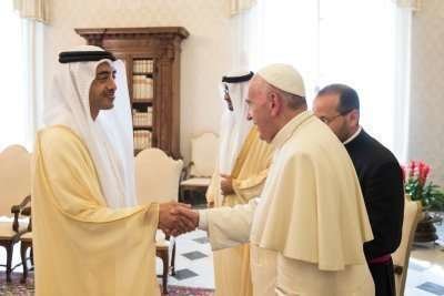 El ministro emiratí junto al Papa Francisco. 