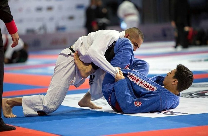 Dos luchadores de Jui Jitsu en plena competición.