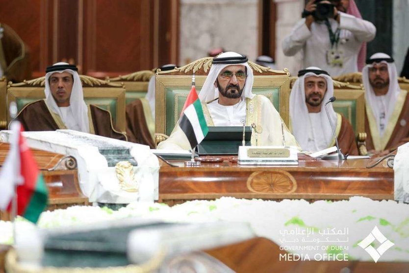 El jeque Mohammed Bin Rashid Al Maktoum, vicepresidente y primer ministro de Emiratos Árabes Unidos (EAU) y gobernante de Dubai, en la cumbre del Consejo de Cooperación del Golfo que se desarrolla en Riad.(@DXBMediaOffice)