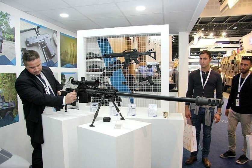 Un visitante examina un arma en la Exhibición Internacional de Defensa de Abu Dhabi en 2017. (EL CORREO)