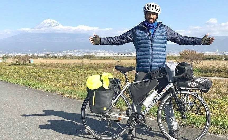 Issa Hussain Al-Ma'lami, a su paso por Japón con el Monte Fuji al fondo. (WAM)