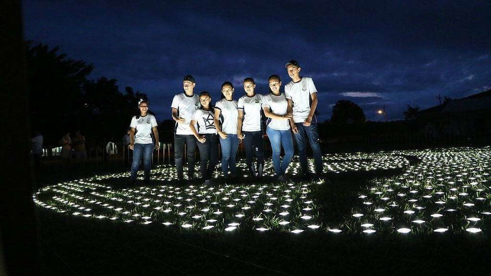 Los alumnos de la escuela Unidad Educativa Sagrado Corazón 4 de San Juan en Bolivia han realizado una espectacular instalación de luz de 400 metros cuadrados con la imagen del Premio Zayed a la Sostenibilidad. (diarionuevosur.com)
