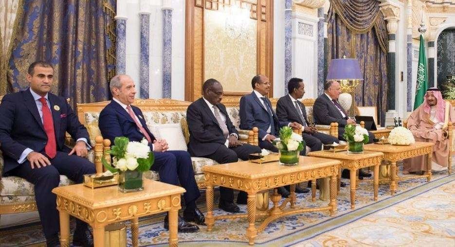 El rey Salman de Arabia junto a los representantes de Yemen, Sudán, Yibuti, Somalia y Egipto