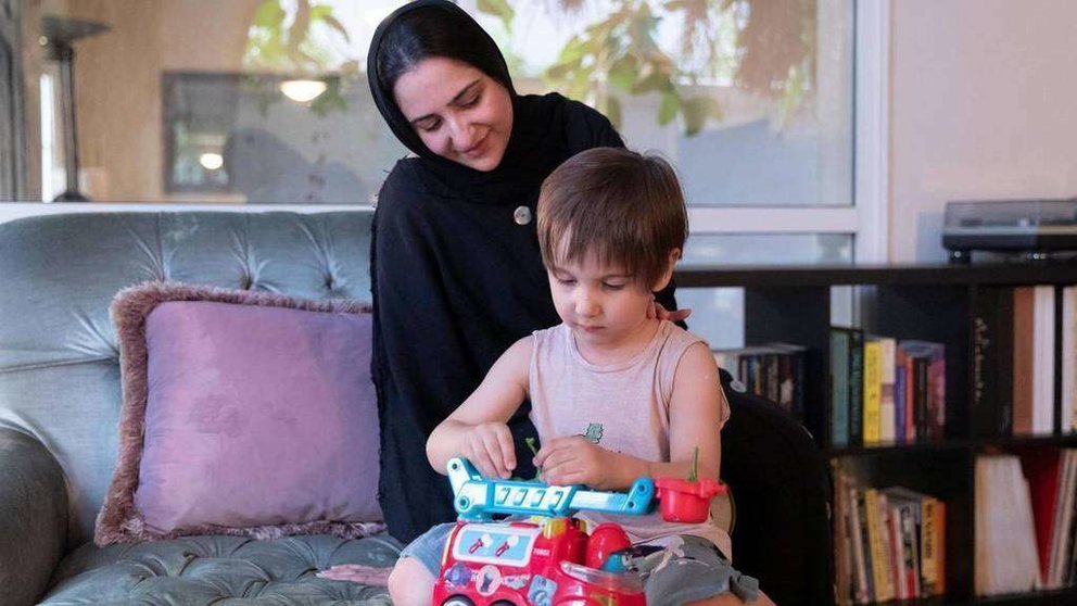 En la imagen de The National, la madre emiratí y su hijo.