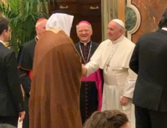 Hussein Al Jasmi estrecha la mano del Papa Francisco. (@7sainaljassmi)
