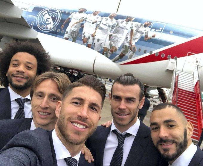 Marcelo, Luka Modrić, Sergio Ramos, Gareth Bale y Karim Benzema, antes de subirse al avión decorado con sus imágenes. (Emirates)
