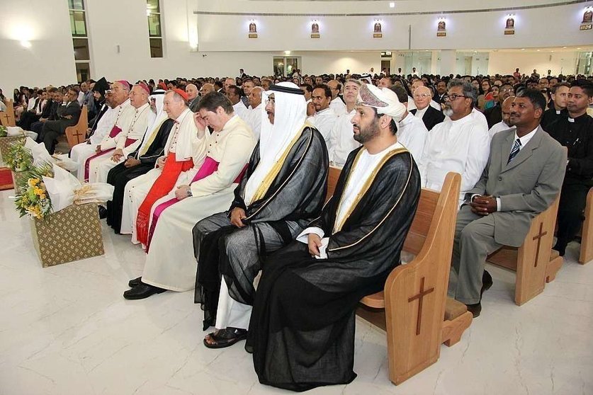 Católicos y musulmanes reunidos durante la consagración de la iglesia de San Paul en Abu Dhabi. (EL CORREO)