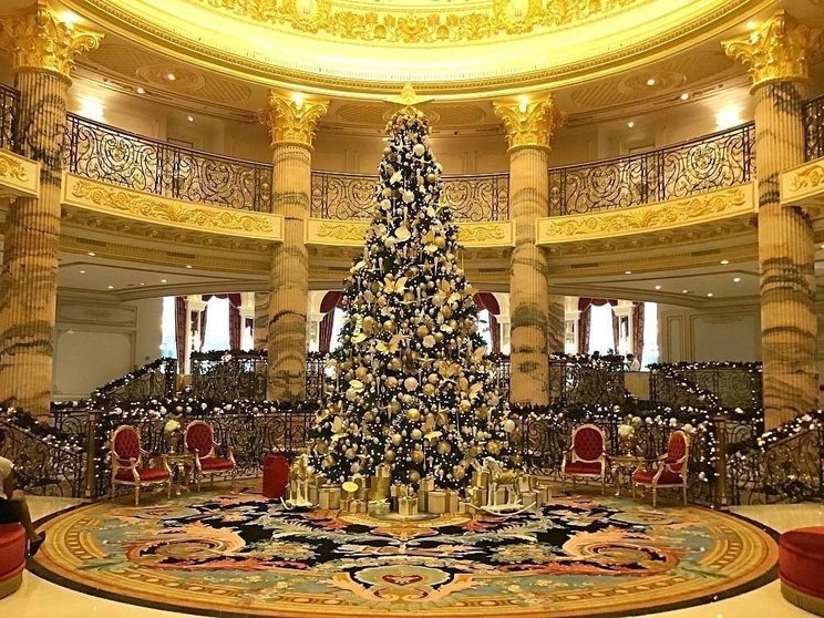 Árbol de Navidad en el The Emerald Palace que la cadena Kempinski acaba de inaugurar en La Palmera de Dubai. (EL CORREO)