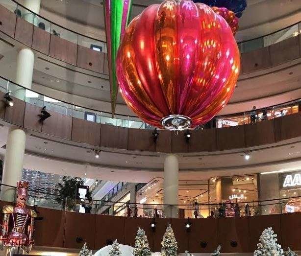 Adorno navideño gigante en Dubai Mall. (EL CORREO)