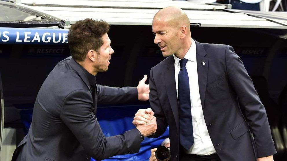 El actual entrenador del Atlético de Madrid junto a Zidane. (EFE)