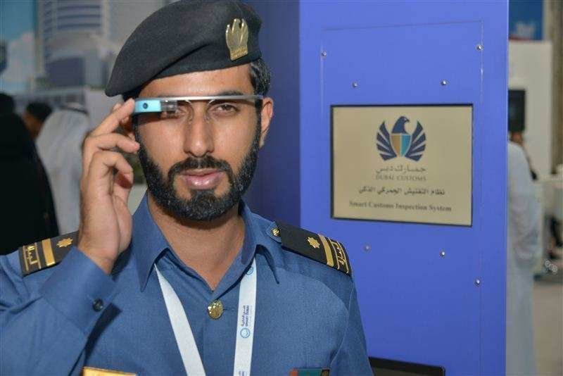 Un agente muestra las nuevas Gafas de Inspección Ingeligentes de Aduanas de Dubai.
