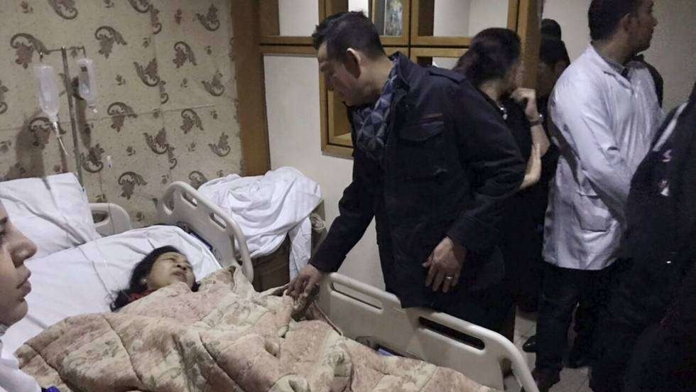 En la imagen de AP, el embajador de Vietnam visita a una turista herida.