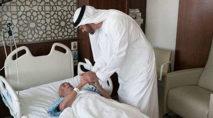 El presidente de EAU durante una visita a un empleado en un hospital en 2018. (Fuente externa)