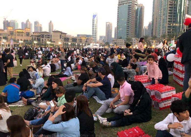Muchas personas disfrutaron de los fuegos artificiales del centro de Dubai.