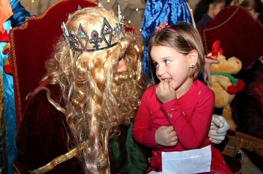 Melchor escucha a una niña durante la noche de Reyes 2018 en Dubai. (EL CORREO)