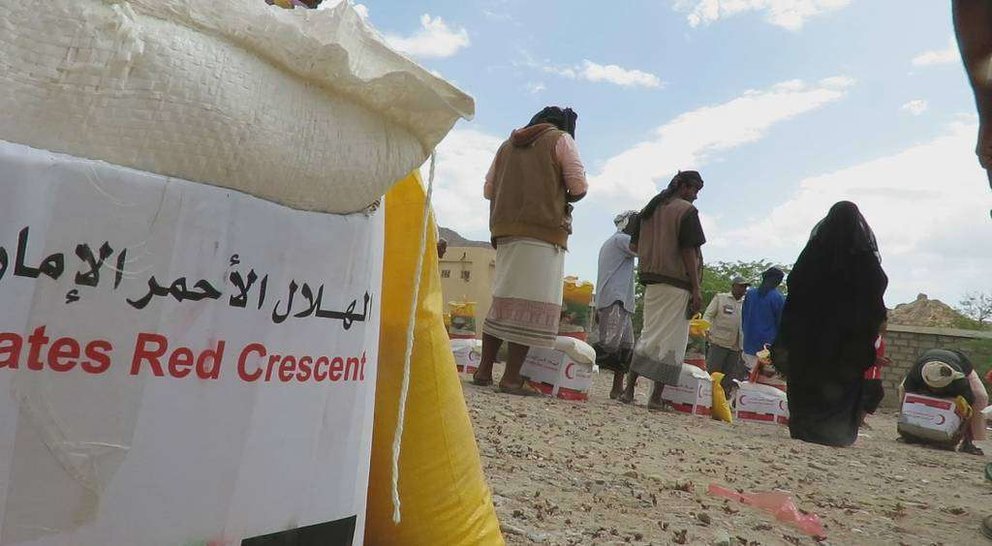 La Media Luna Roja proporciona de forma constante alimentos a la población necesitada en Yemen. (WAM)