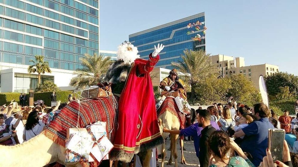 Los Reyes Magos llegan en camello a la playa del hotel Fairmont en Abu Dhabi. (Marta del Olmo / EL CORREO)