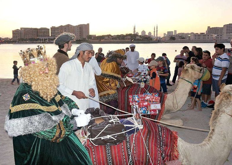Los Reyes Magos bajan de sus camellos en Abu Dhabi con la Gran Mezquita Zayed como espectacular fondo (Marta del Olmo / EL CORREO)