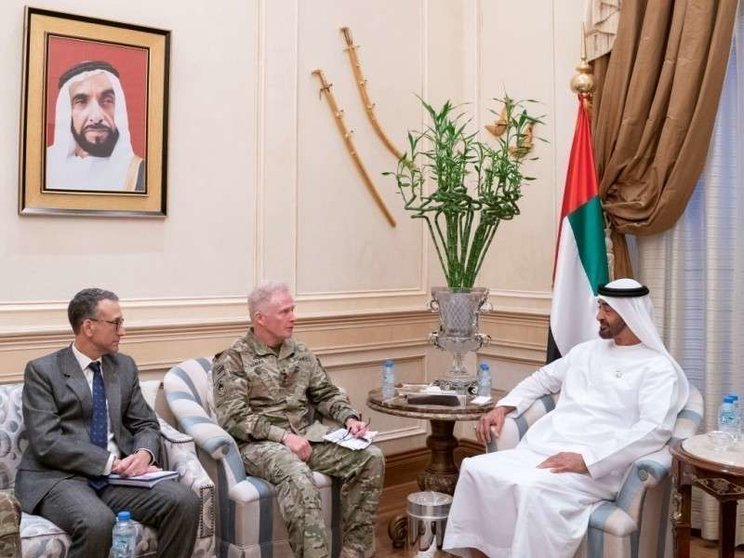 El príncipe heredero de Abu Dhabi con la delegación estadounidense.