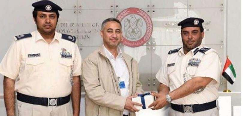 La policía entregó un premio al expatriado por devolver el dinero encontrado.