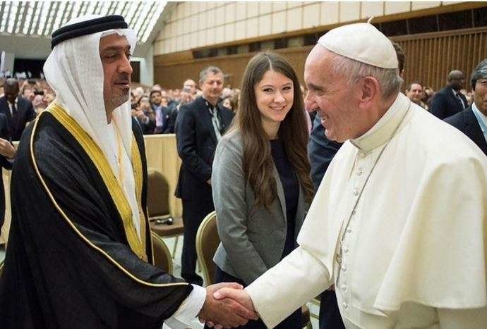 El Papa Francisco durante su encuentro con el doctor Sheikh Sultan bin Khalifa bin Zayed