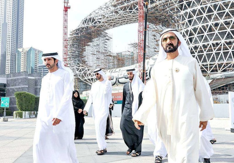El jeque Mohammed en su visita al Museo del Futuro estuvo acompañado por el jeque Hamdan bin Mohammed bin Rashid Al Maktoum -a la izquierda-. (WAM)