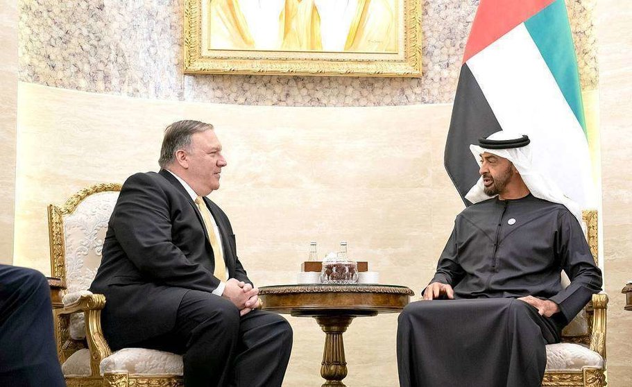 El jeque Mohamed bin Zayed Al Nahyan, príncipe heredero de Abu Dhabi durante su encuentro con Pompeo en el Palacio Al Shati. (WAM)