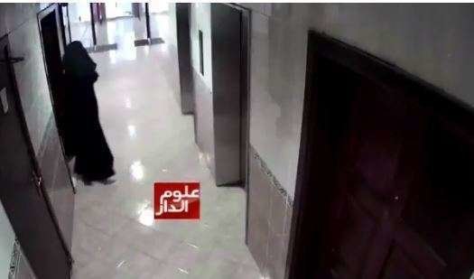 Una captura del vídeo donde se ve al presunto asesino vestido de mujer.