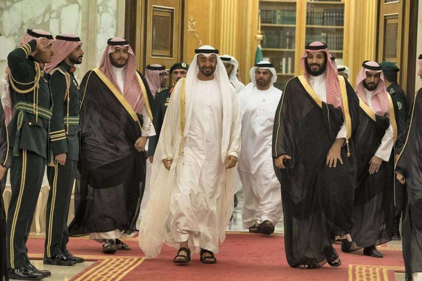 Los príncipes herederos de Arabia Saudita (derecha) y Abu Dhabi durante un encuentro en Jeddah.