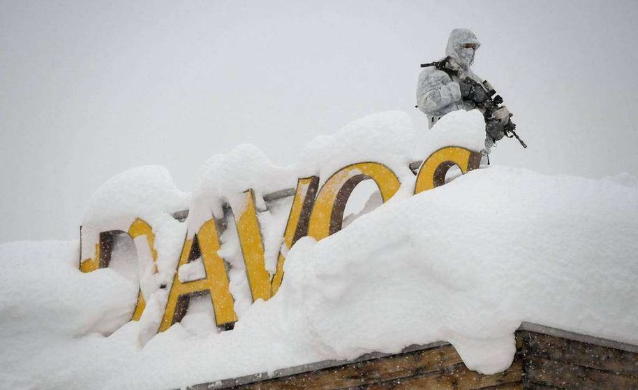 Un vigilante en un hotel de la ciudad suiza de Davos. (EPA)