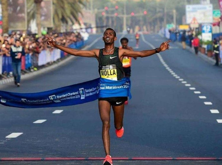 Molla fue el ganador en el Maratón de Dubai 2019.
