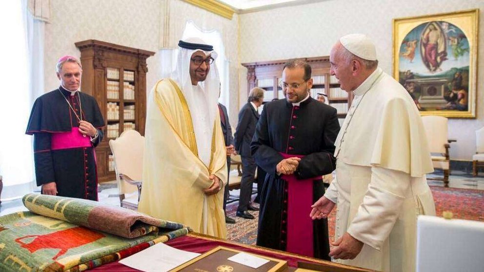 Su Alteza el jeque Mohammed Bin Zayed Al Nahyan, junto al Papa Francisco. (@NMCUAE)