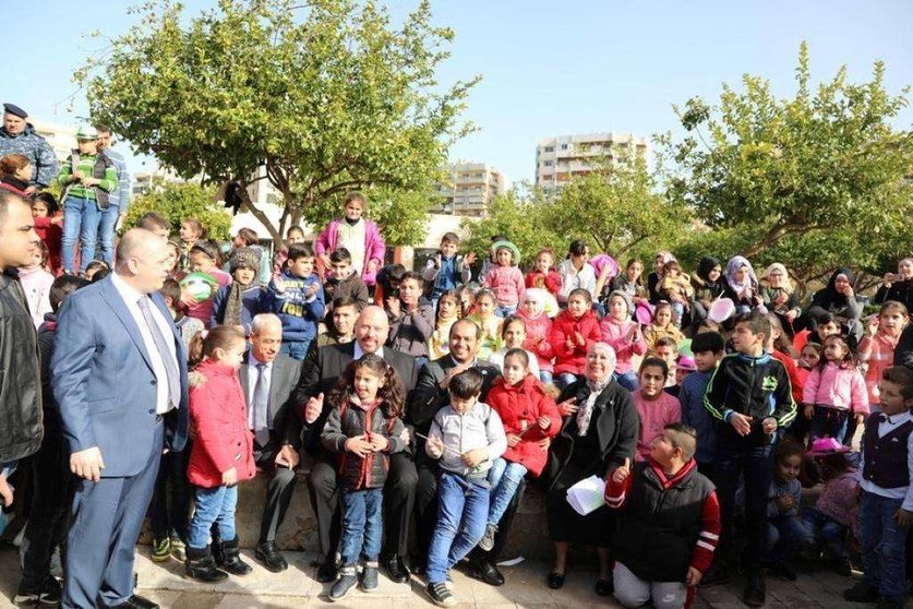 El embajador de Emiratos rodeado de niños libaneses. (WAM)