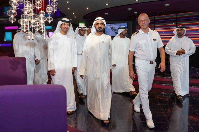 El gobernante de Dubai durante su visita al crucero italiano.