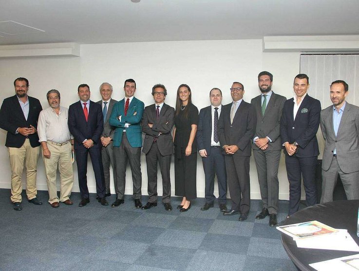 El embajador de España, con los integrantes del nuevo Comité Ejecutivo del SBC. (EL CORREO)