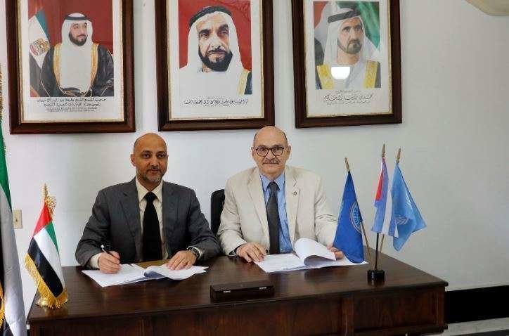 El embajador de Emiratos Árabes en Cuba durante la firma del acuerdo.