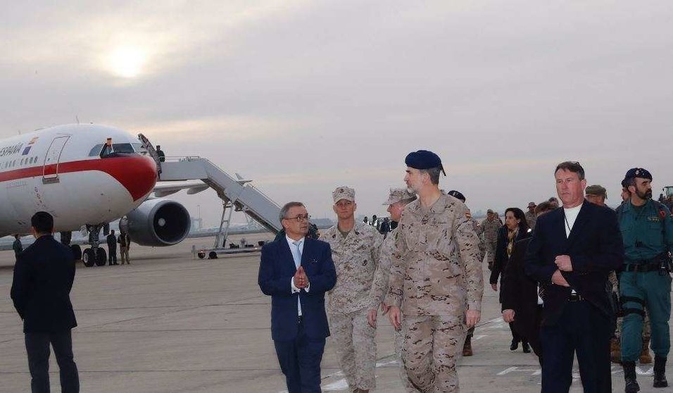 En la imagen de la Casa Real, el Rey llega a Bagdad con el uniforme puesto.