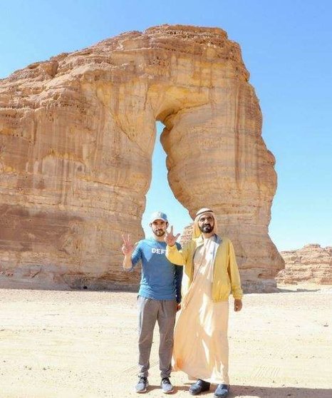 El gobernante y el príncipe heredero de Dubai ante la Roca Elefante en el desierto saudí. 
