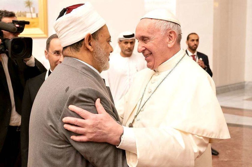 El Papa Francisco saluda al Gran Imán de Al Azha en el aeropuerto de Abu Dhabi. (@MohamedBinZayed)
